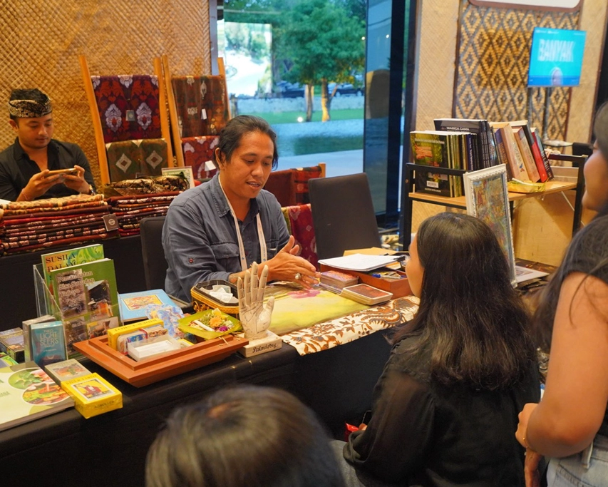 Marketplace & Knowledge Hub